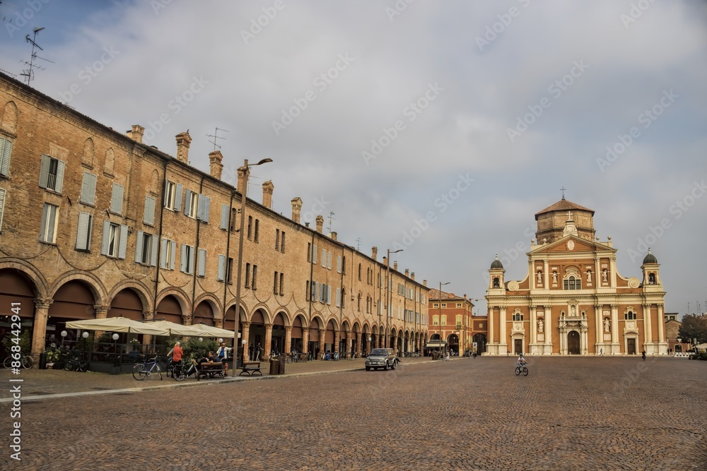 carpi, italien - dom und arkaden an der piazza dei martiri