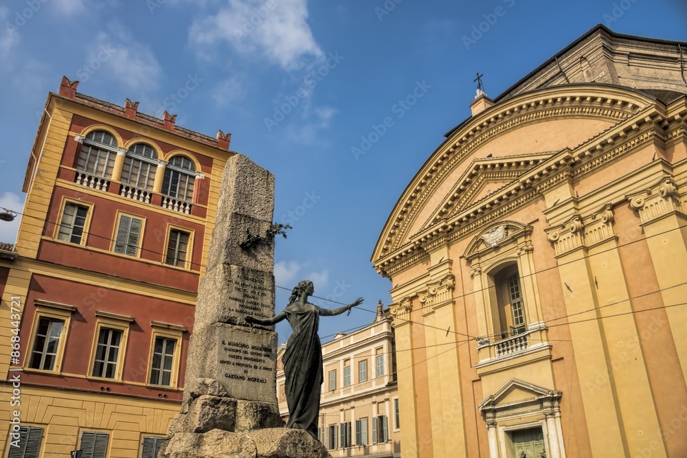 modena, italien - kirche san domenico mit denkmal und palazzo