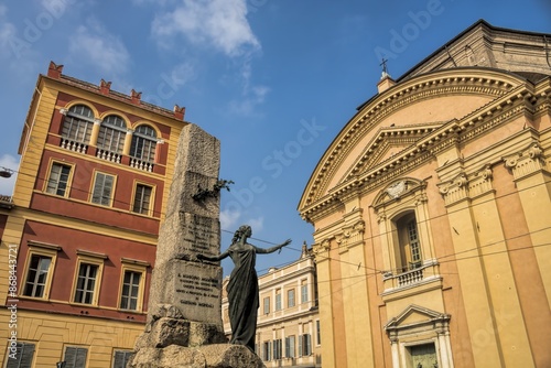 Obraz na płótnie modena, italien - kirche san domenico mit denkmal und palazzo w salonie