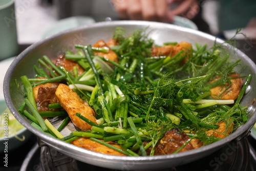Schilderij op canvas Cha Ca or Grilled Turmeric Fish, delicious and iconic dish of Hanoi, Vietnam - ベ
