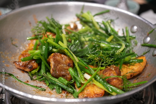 Obraz na płótnie Cha Ca or Grilled Turmeric Fish, delicious and iconic dish of Hanoi, Vietnam - ベトナム料理 ハノイ名物 雷魚の油鍋 w salonie