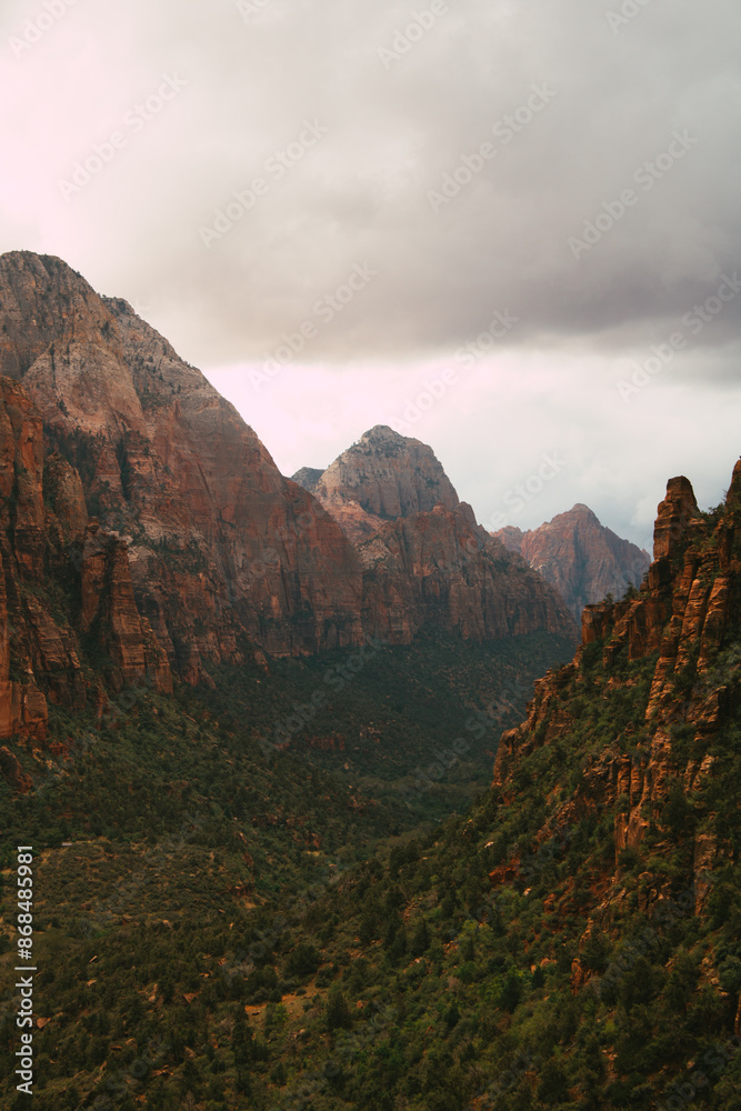 Fototapeta premium Atemberaubendes Bergpanorama im Zion-Nationalpark unter bewölktem Himmel