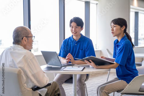 談話する介護スタッフとシニア男性