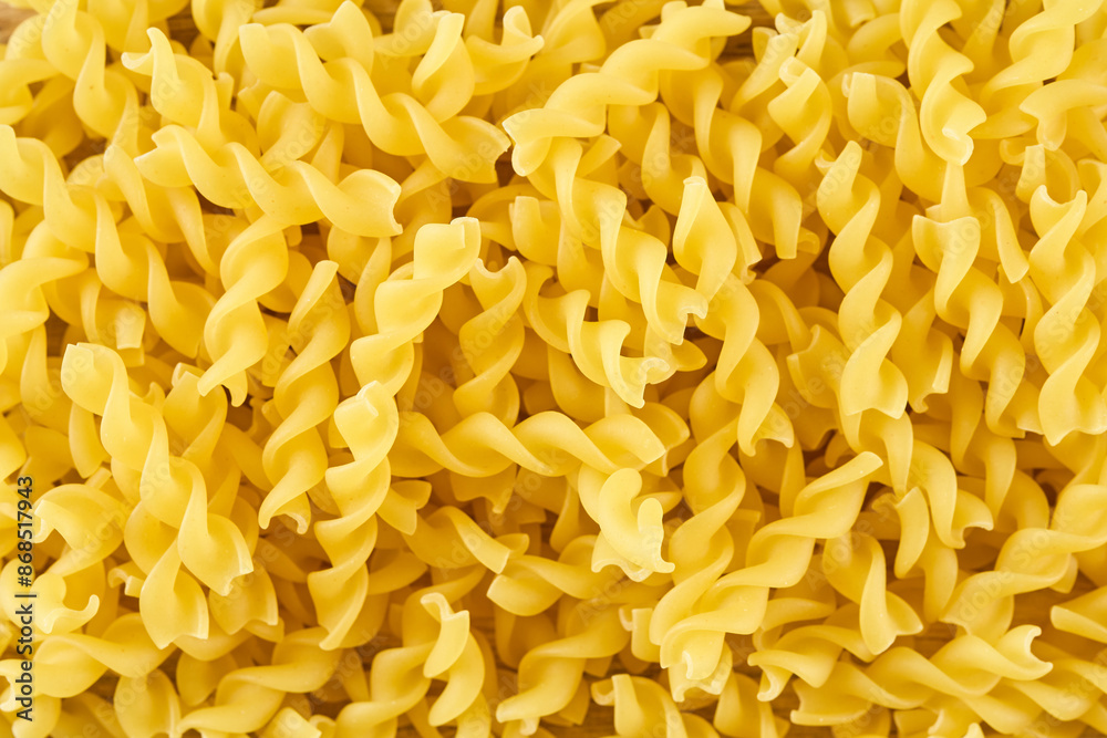 木製ボードの上に乗せられた乾燥パスタ 木製ボードの上に乗せられた乾燥パスタ