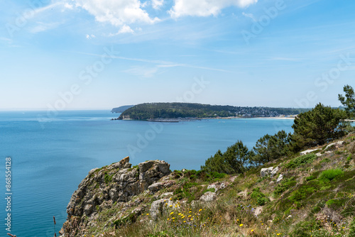 Les eaux turquoises de la mer d'Iroise illuminent la baie de Douarnenez, offrant un spectacle époustouflant sur la presqu'île de Crozon.