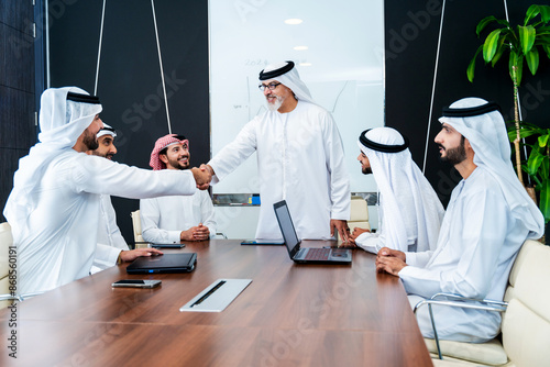 Schilderij op canvas Group of corporate arab businessmen meeting in the office - Business people wear