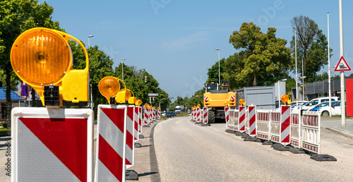 Roadworks with road narrowing - 0476