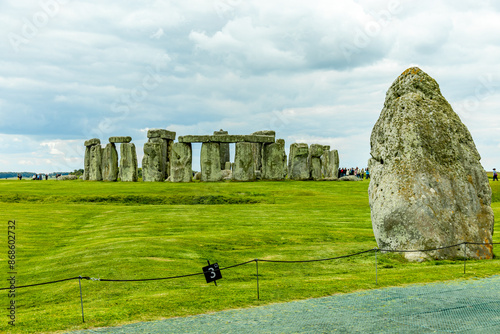 Besuch an dem englischen Klassiker: Stonehedge vor den Toren der Stadt Salisbury - Wiltshire - Vereinigtes Königreich photo