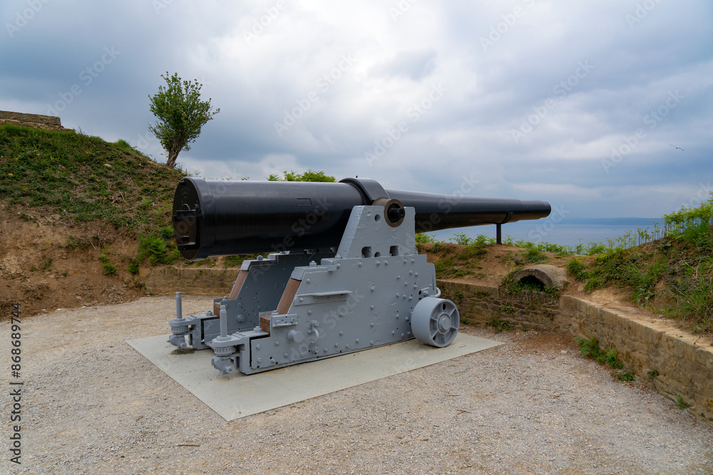Sur la route des fortifications de la presqu'île de Crozon, à Roscanvel, trône un canon datant de la fin du XIXe siècle, témoin du patrimoine historique de la pointe des Espagnols. Sur la route des fortifications de la presqu'île de Crozon, à Roscanvel, trône un canon datant de la fin du XIXe siècle, témoin du patrimoine historique de la pointe des Espagnols.