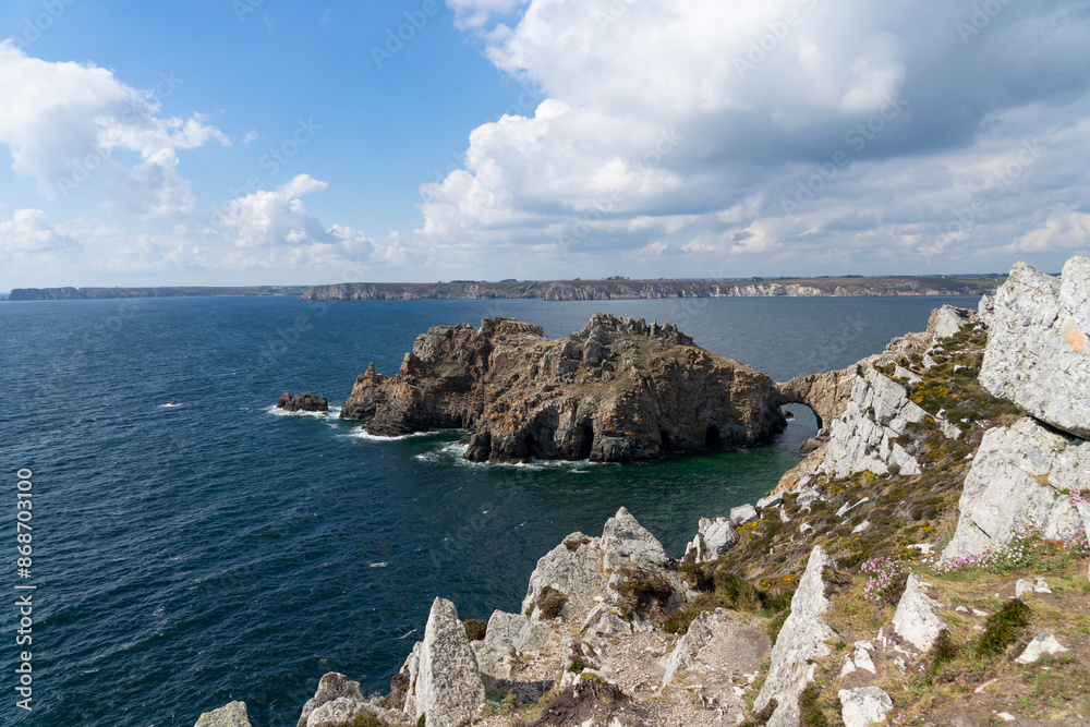 La formation rocheuse de la Pointe de Dinan, sur la presqu'île de Crozon en Bretagne, évoque une forteresse naturelle ressemblant à une ruine de château avec son arche majestueuse, telle un pont-levis La formation rocheuse de la Pointe de Dinan, sur la presqu'île de Crozon en Bretagne, évoque une forteresse naturelle ressemblant à une ruine de château avec son arche majestueuse, telle un pont-levis