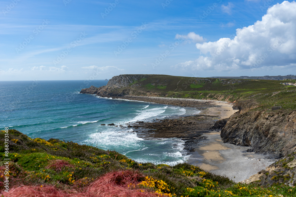 Vue panoramique spectaculaire de la côte sauvage, avec le bleu profond de la mer d'Iroise, le blanc éclatant de l'écume et la lande colorée, sur la presqu'île de Crozon en Bretagne. Vue panoramique spectaculaire de la côte sauvage, avec le bleu profond de la mer d'Iroise, le blanc éclatant de l'écume et la lande colorée, sur la presqu'île de Crozon en Bretagne.