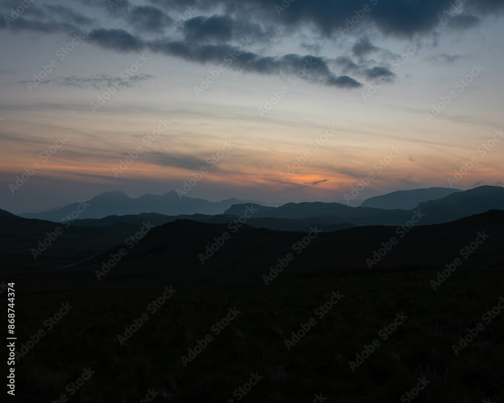 Obraz premium Snowdonia National Park Sunset Over the Mountains