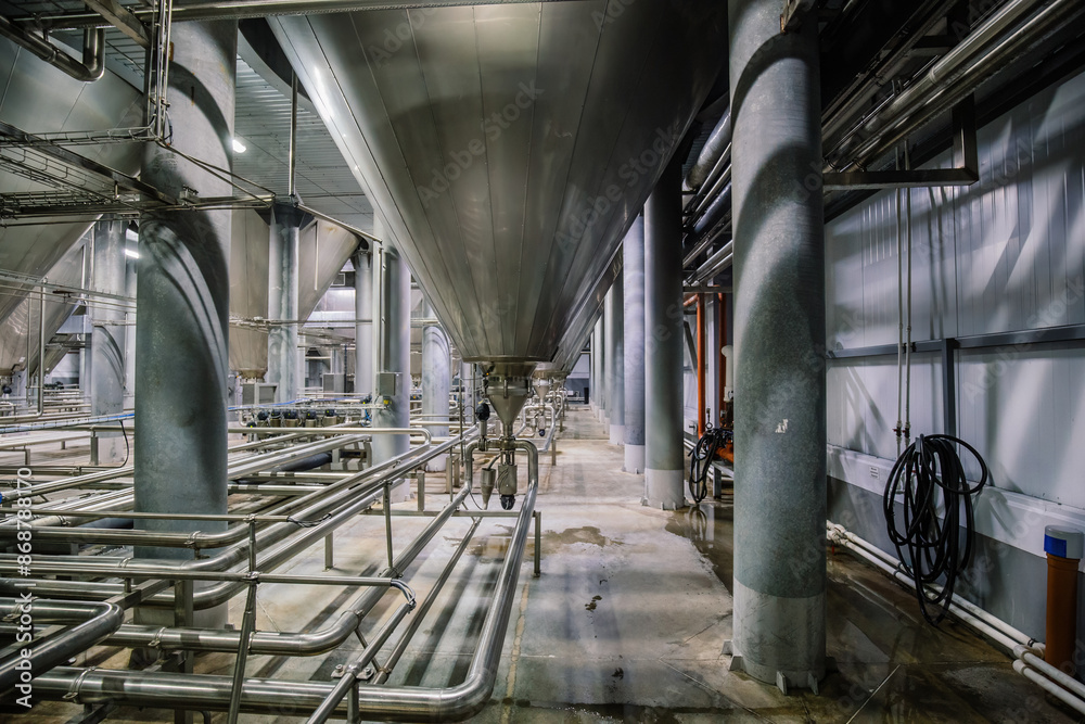 Obraz premium Large industrial stainless steel vats for fermentation in modern brewery