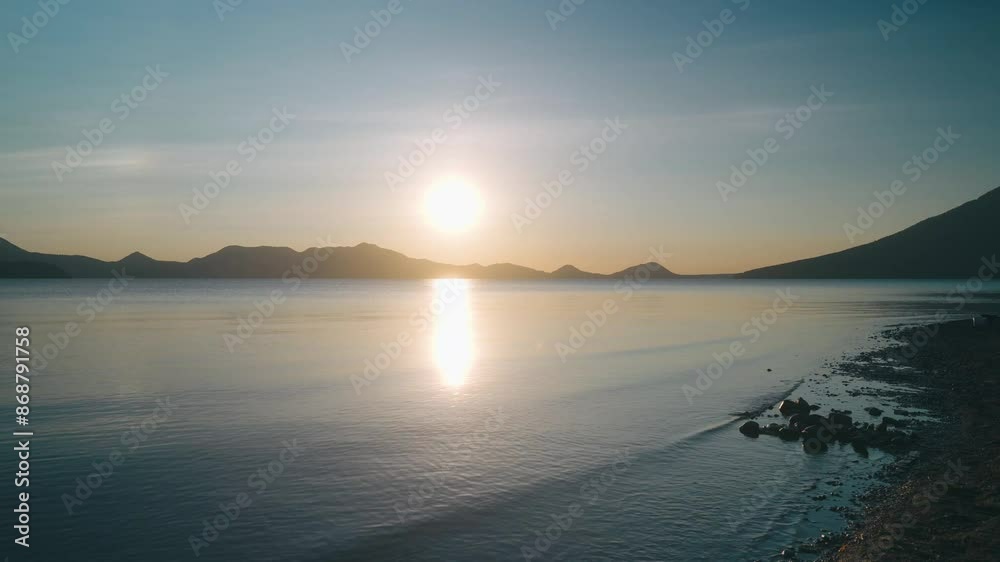 湖畔で朝日を迎える 日本、北海道 Greeting the sunrise by the lake, Hokkaido, Japan 湖畔で朝日を迎える 日本、北海道 Greeting the sunrise by the lake, Hokkaido, Japan