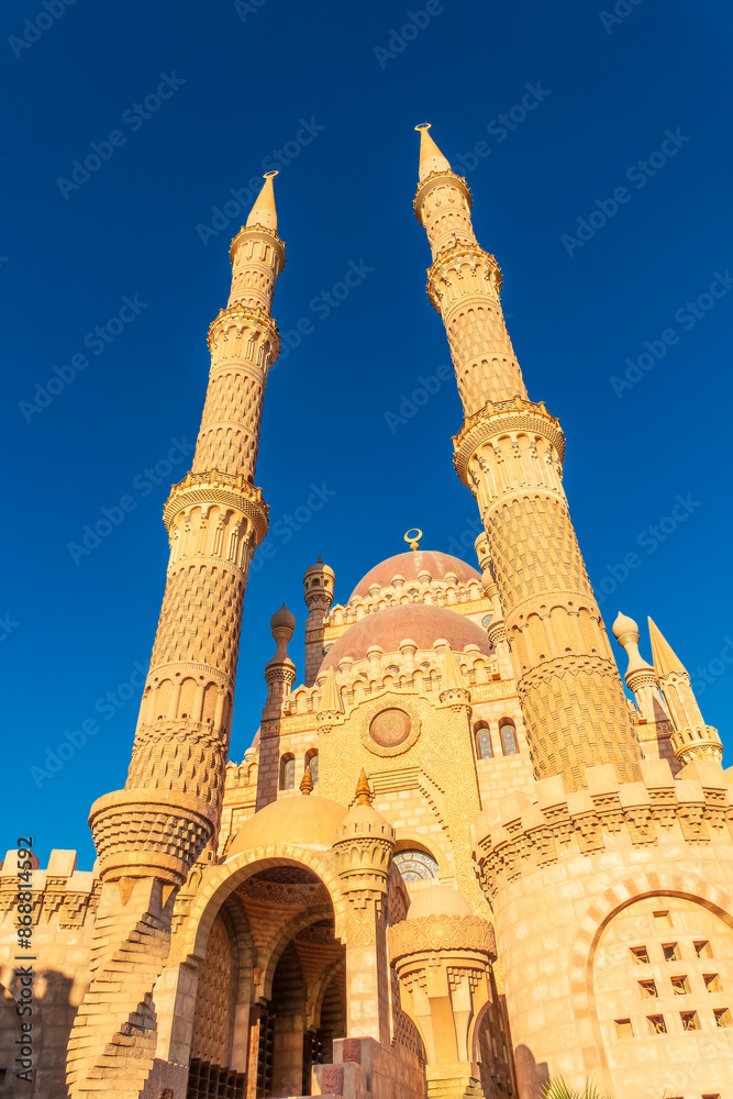 Obraz premium Beautiful Al Mustafa Mosque in Old Town of Sharm El Sheikh in Egypt, at sunset