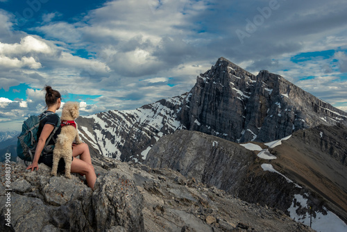 Cuadro en lienzo Young Woman and Her Dog Embrace the View from Ha Ling Peak Alberta Canada Kanana