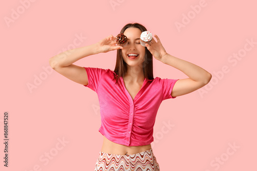 Young woman with sweet cupc...