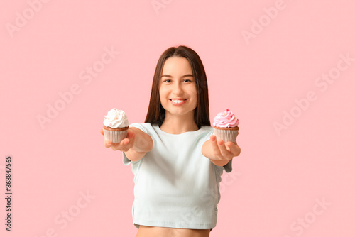 Young woman with sweet cupc...