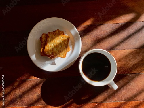 Xícara de Café Quente com Sombra Suave ao Redor, Criando um Efeito Visual Aconchegante e Elegante. Café em Xícara com Iluminação Natural e Sombra Delicada, Ideal para Momentos de Relaxamento. Bebida Q photo