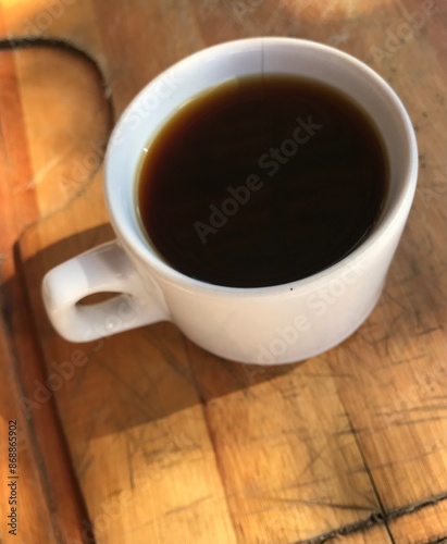 Xícara de Café Quente com Sombra Suave ao Redor, Criando um Efeito Visual Aconchegante e Elegante. Café em Xícara com Iluminação Natural e Sombra Delicada, Ideal para Momentos de Relaxamento. Bebida Q