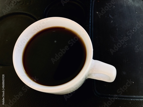 Xícara de Café Quente com Sombra Suave ao Redor, Criando um Efeito Visual Aconchegante e Elegante. Café em Xícara com Iluminação Natural e Sombra Delicada, Ideal para Momentos de Relaxamento. Bebida Q