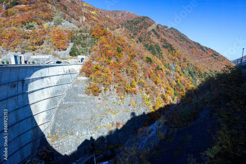 素晴らしい紅葉に染まる奈川渡ダム。
紅葉に染まる梓川沿いの山道を車で登ってゆく。

日本国長野県松本市 - 2021年11月6日。
 photo