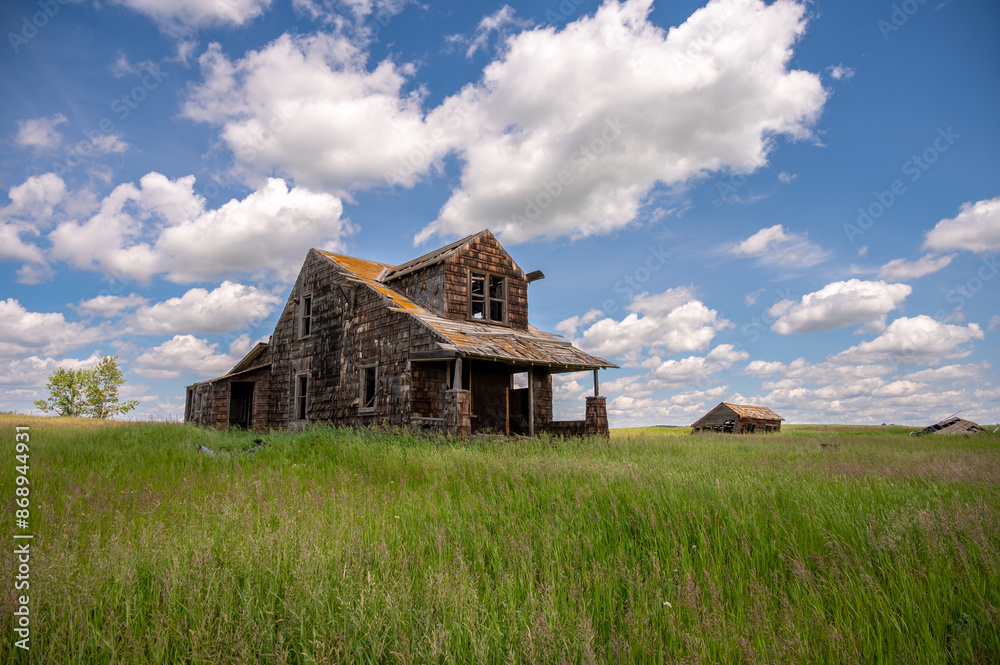 Abandoned farm house north of Hanna, Alberta. Abandoned farm house north of Hanna, Alberta.