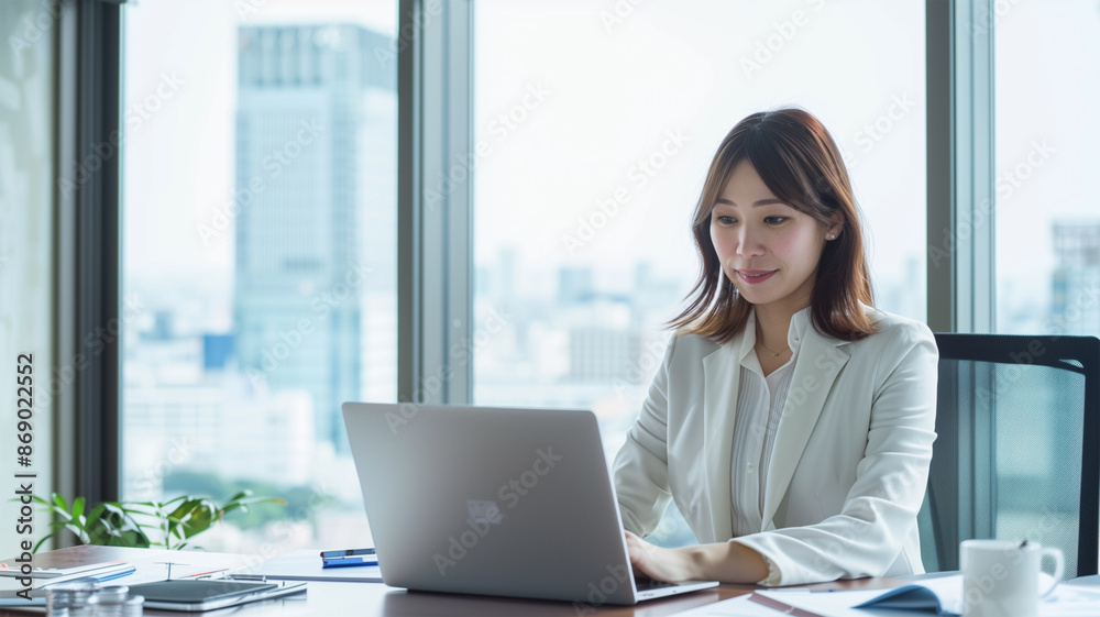 オフィスの若い女性社員