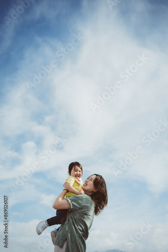 Tableau sur toile お母さんに高い高いされる子ども