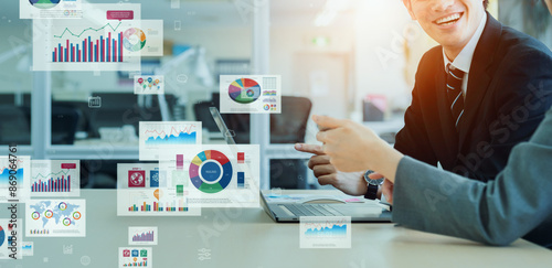 会議するビジネスパーソンとビジネスデータ