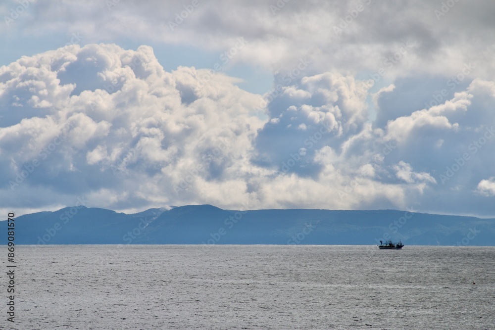 羅臼から望む国後島(北海道・羅臼町) 羅臼から望む国後島(北海道・羅臼町)
