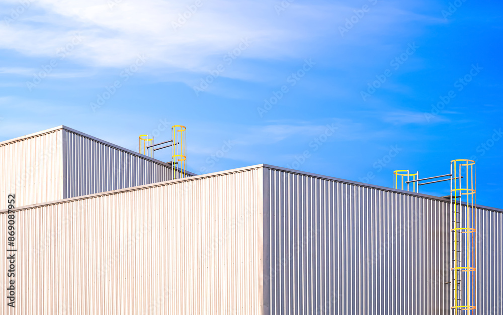Φωτογραφία Aluminium corrugated iron wall of 2 industrial factory buildings with yellow cyl