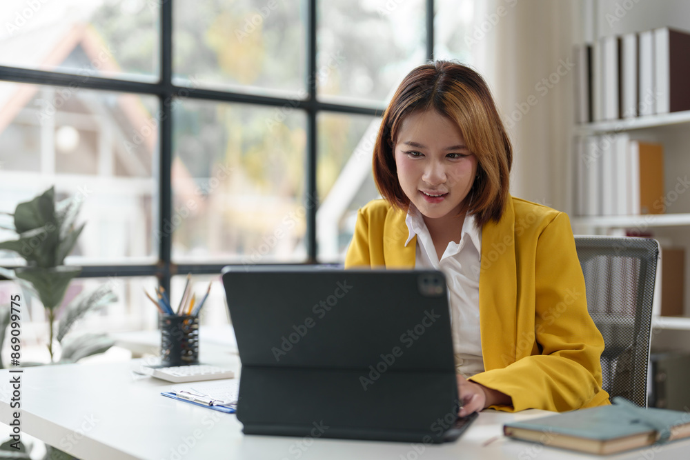 Attractive Asian business woman Use laptop to view computer and talk on mobile phone, contact financial business online. Conduct discussions and contact customers startup business idea. Attractive Asian business woman Use laptop to view computer and talk on mobile phone, contact financial business online. Conduct discussions and contact customers startup business idea.