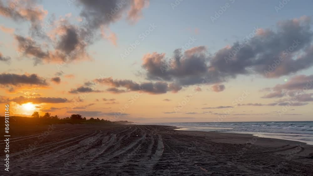 Playa atardecer con nubes Playa atardecer con nubes