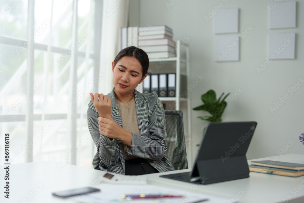 Asian woman, independent businesswoman, feeling stressed, achy, and sleepy while working on a laptop. Tired Asian businesswoman has a headache at the office Feeling sick at work. Asian woman, independent businesswoman, feeling stressed, achy, and sleepy while working on a laptop. Tired Asian businesswoman has a headache at the office Feeling sick at work.