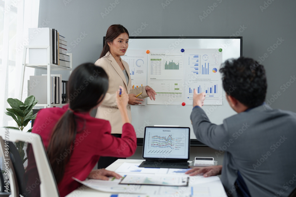 Meeting to present the Finance Executive business team. Discuss meetings to plan work, investment projects, analysis strategies, and discuss financial graphs and company budgets in the office.
