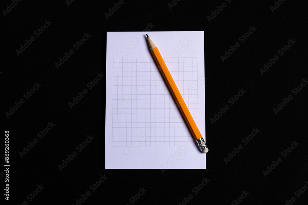 Ein Bleistift liegt auf einem Notizblock mit Platz für Notizen. 