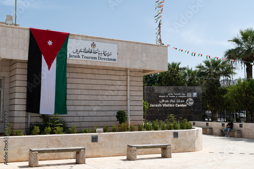 Vista del centro de visitantes de las ruinas romanas de Gerasa, con la bandera de Jordania. photo