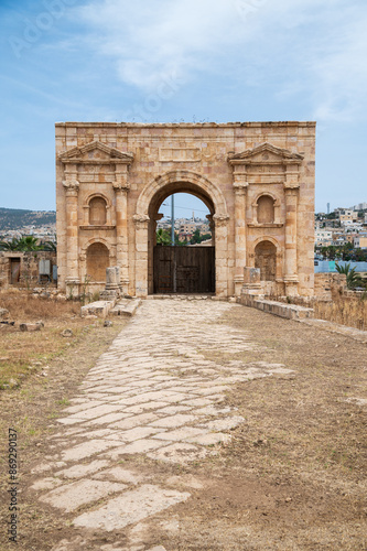 Puerta norte y cardo maximus en la antigua ciudad romana de Gerasa o Jarash, Jordania. photo