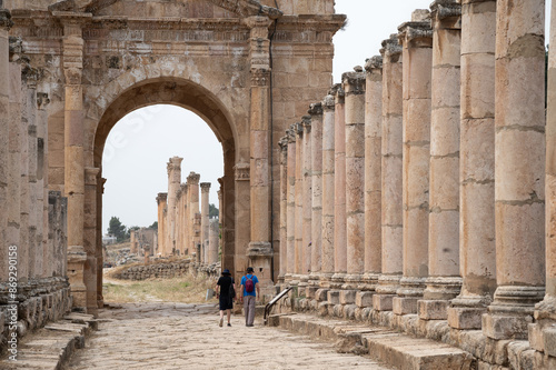 Foto Vista del tetrapilon y el cardo con sus columnas en la antigua ciudad romana de Gerasa o Jarash, Jordania