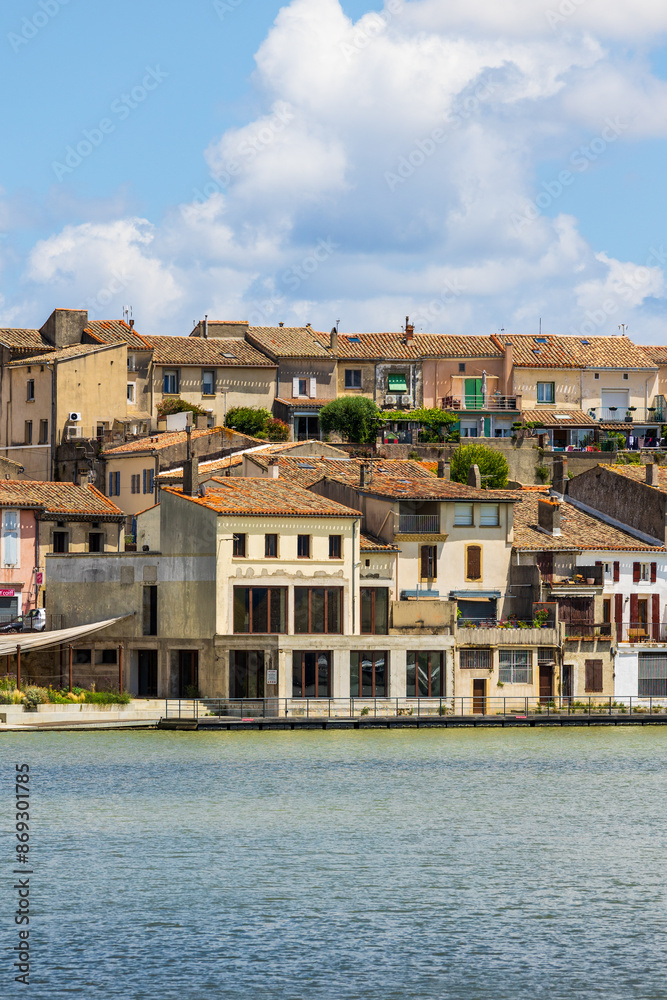 Obraz premium Centre-ville ancien de Castelnaudary vue depuis les berges du grand bassin (Canal du Midi)
