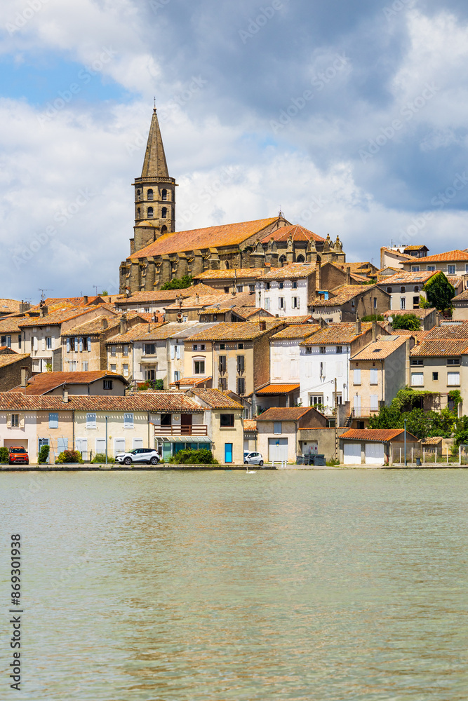 Centre-ville ancien de Castelnaudary dominé par le Collégiale Saint-Michel depuis les berges du grand bassin (Canal du Midi)