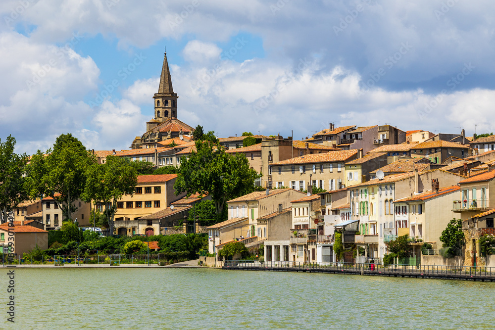 Fototapeta premium Centre-ville ancien de Castelnaudary dominé par le Collégiale Saint-Michel depuis les berges du grand bassin (Canal du Midi)