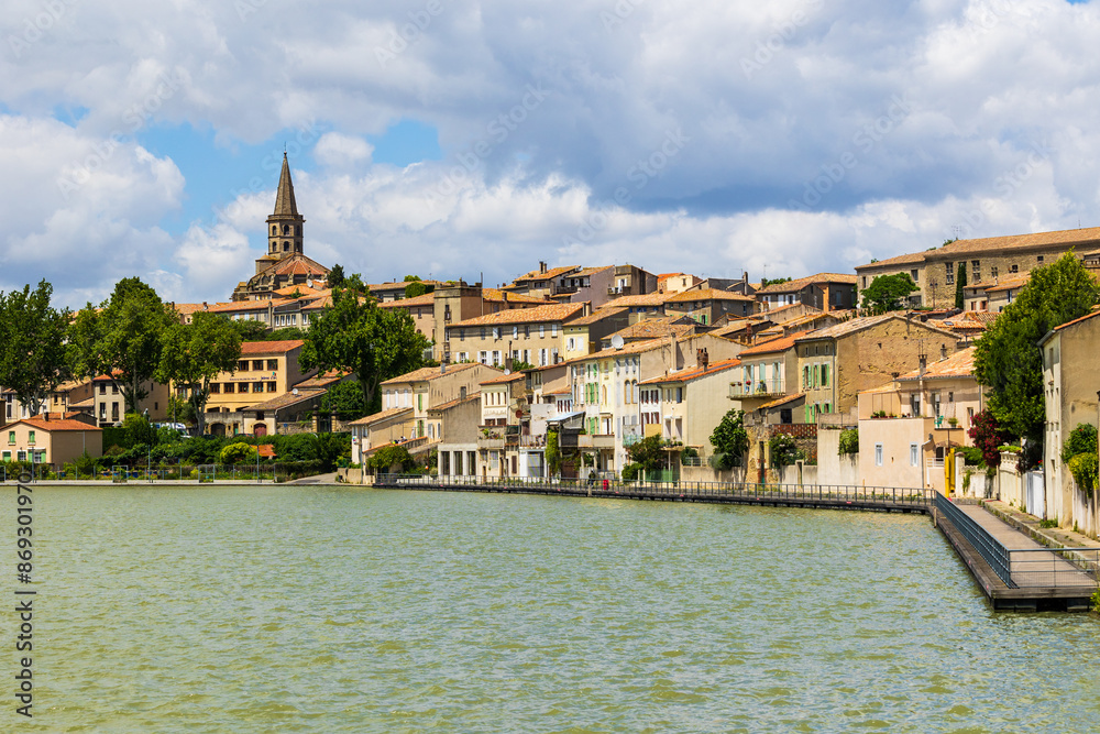 Obraz premium Centre-ville ancien de Castelnaudary dominé par le Collégiale Saint-Michel depuis les berges du grand bassin (Canal du Midi)
