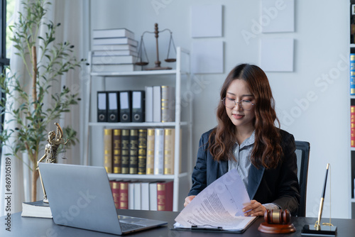 Foto A female attorney is diligently working at her desk in the office