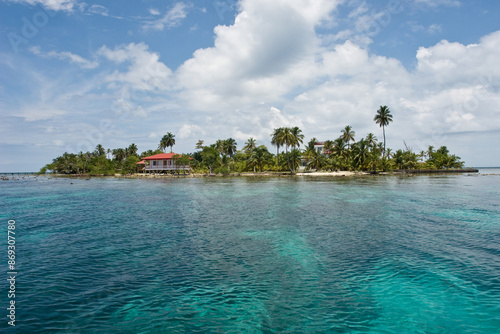 Obraz na plátně Belize Cayes - Small tropical island at Barrier Reef with paradise beach - known