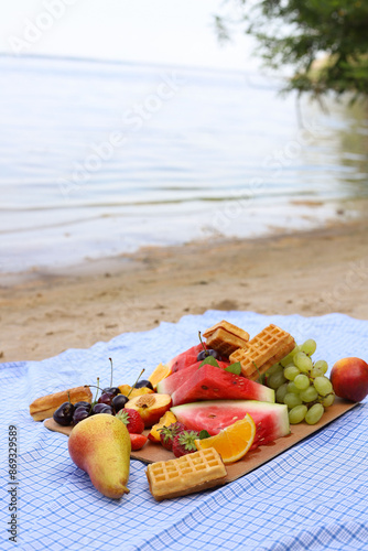 Fotografie summer picnic on the seashore. healthy fruit snack