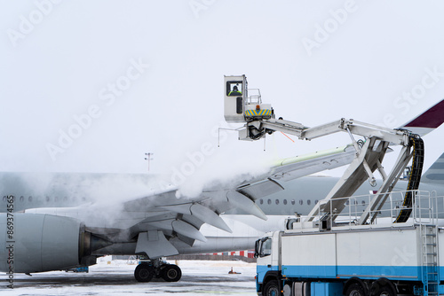 Tableau sur toile De-icing the aircraft before the flight