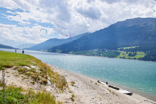 Kitesurfer am Reschensee in Südtirol