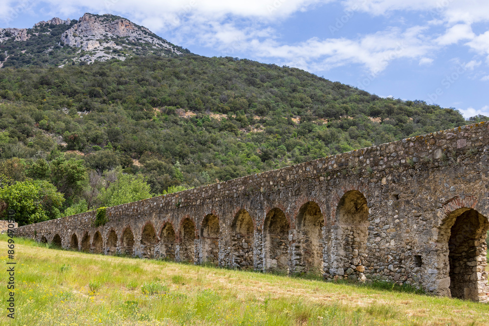 Obraz premium Ansignan, France. 05-23-2024. Roman bridge and aqueduct at Ansignan in France.